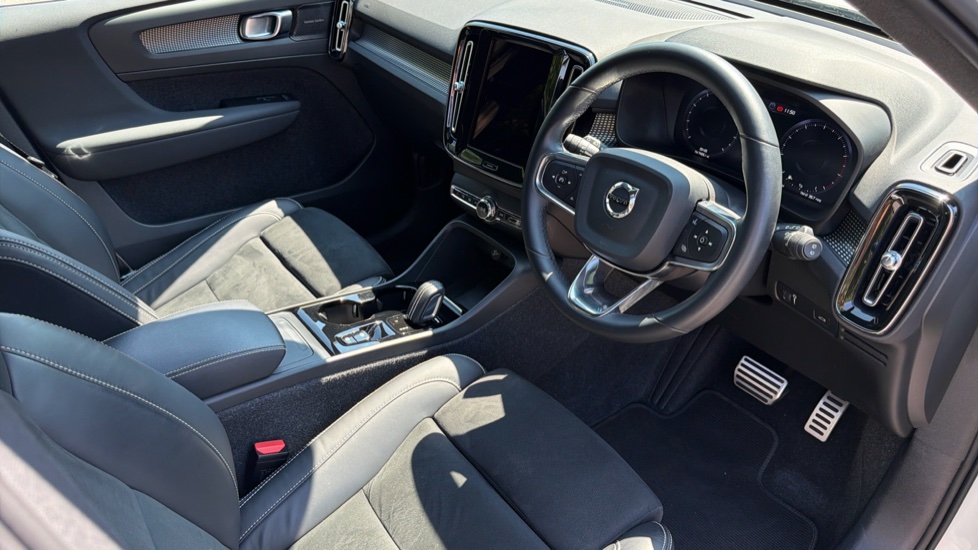 Volvo XC40 1.5 T3 [163] R DESIGN 5dr Geartronic Petrol Estate - Image 4