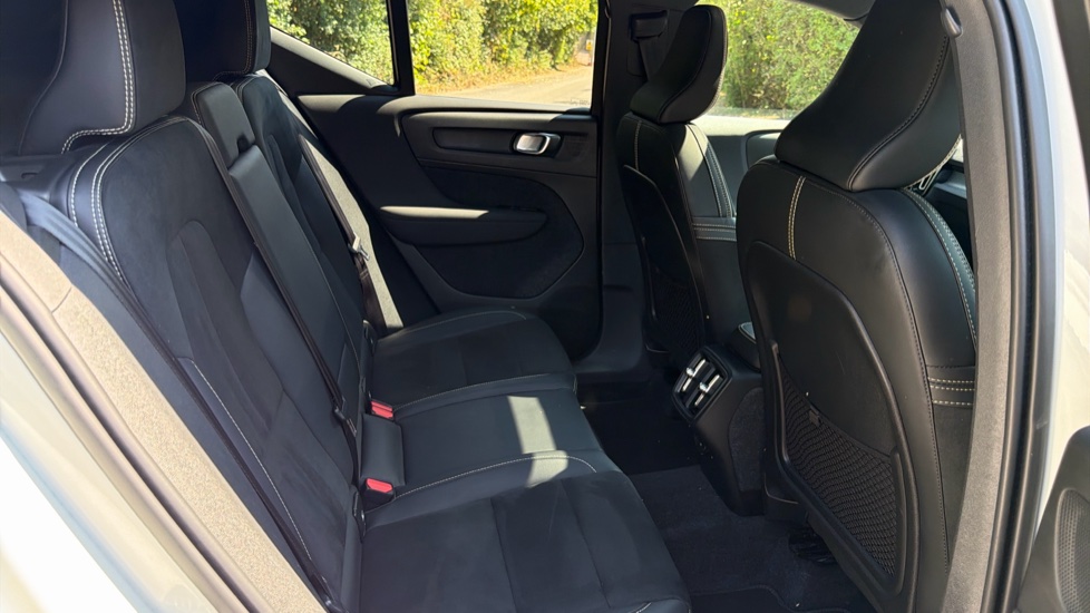 Volvo XC40 1.5 T3 [163] R DESIGN 5dr Geartronic Petrol Estate - Image 6