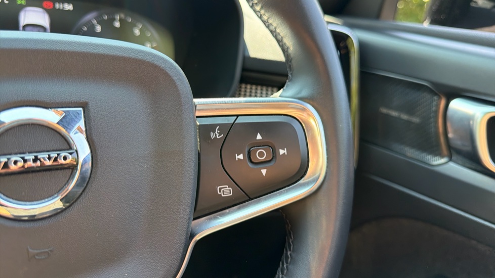 Volvo XC40 1.5 T3 [163] R DESIGN 5dr Geartronic Petrol Estate - Image 21