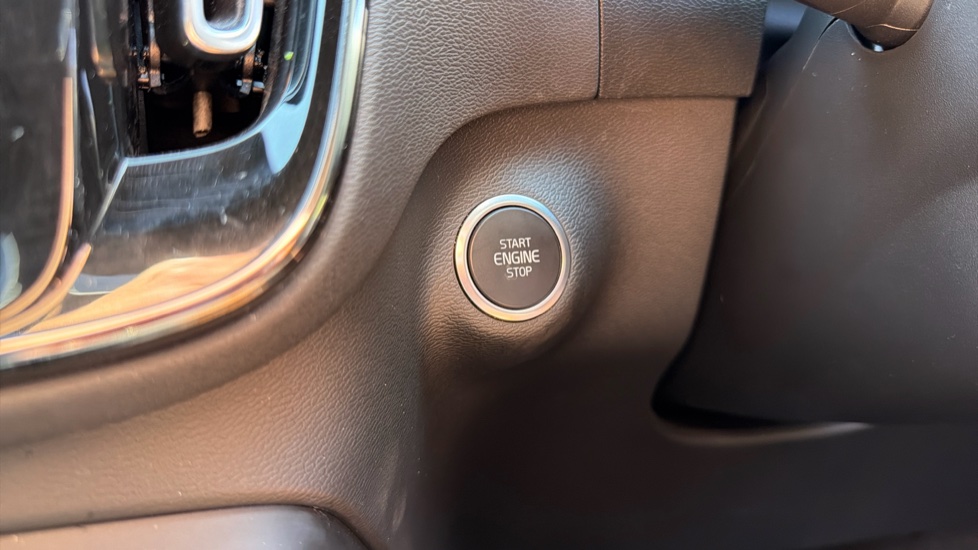 Volvo XC40 1.5 T3 [163] R DESIGN 5dr Geartronic Petrol Estate - Image 26