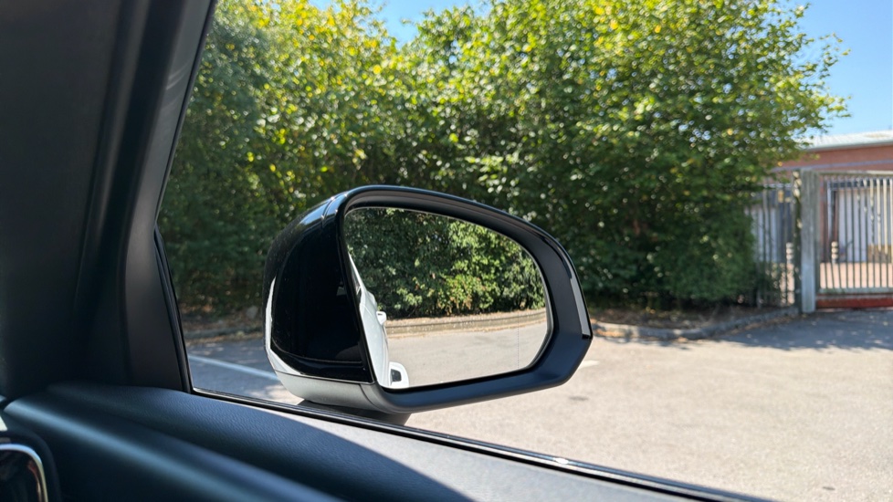 Volvo XC40 1.5 T3 [163] R DESIGN 5dr Geartronic Petrol Estate - Image 31