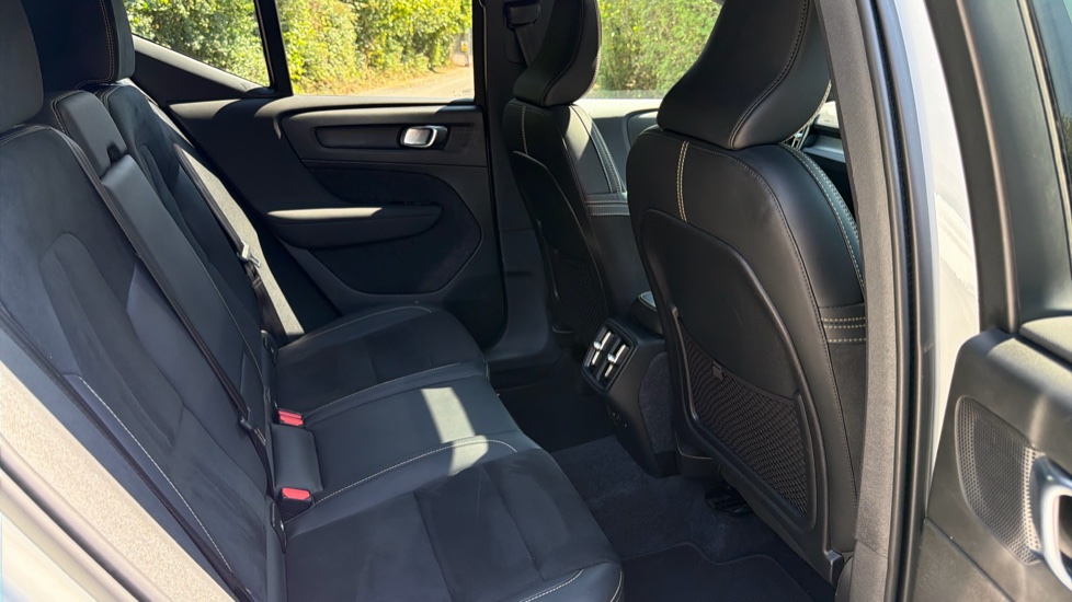 Volvo XC40 1.5 T3 [163] R DESIGN 5dr Geartronic Petrol Estate - Image 32