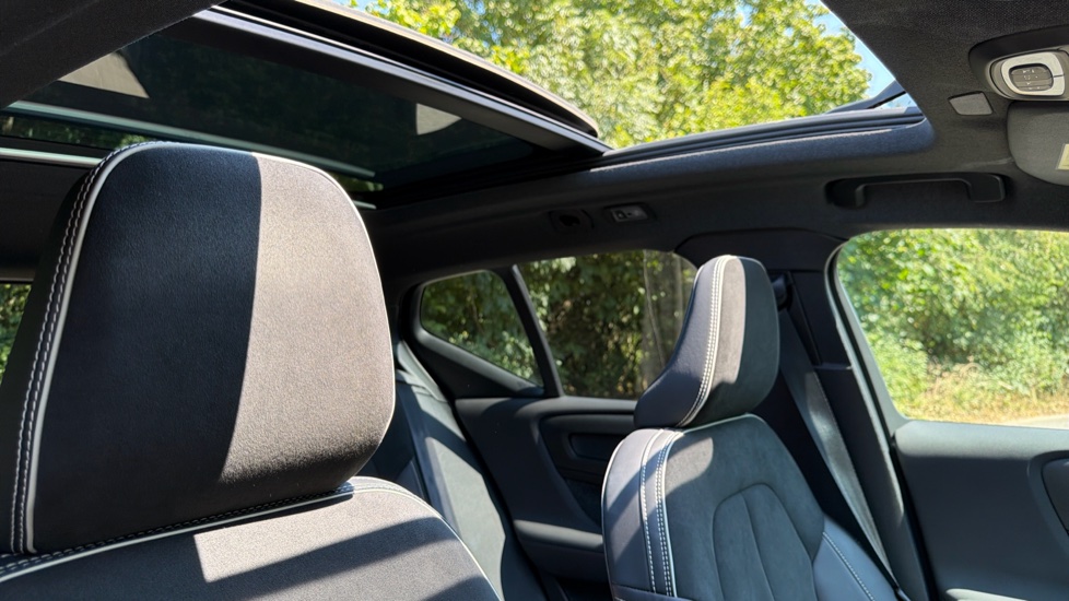 Volvo XC40 1.5 T3 [163] R DESIGN 5dr Geartronic Petrol Estate - Image 48