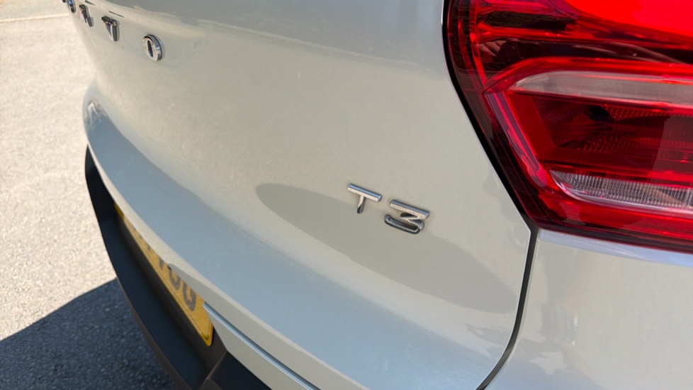 Volvo XC40 1.5 T3 [163] R DESIGN 5dr Geartronic Petrol Estate - Image 54