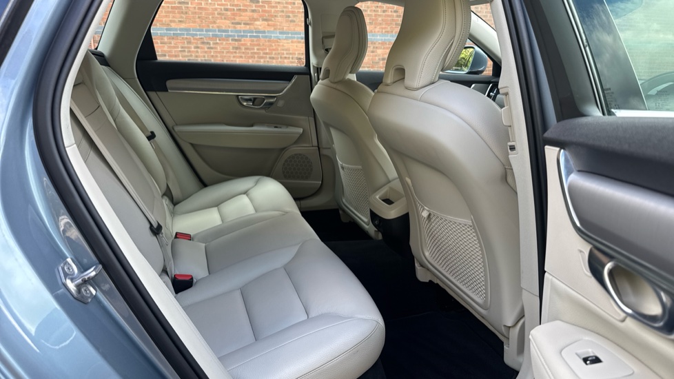 Volvo V90 2.0 T4 Momentum Plus 5dr Geartronic Petrol Estate - Image 6