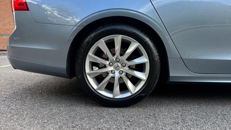 Volvo V90 2.0 T4 Momentum Plus 5dr Geartronic Petrol Estate - Image 9