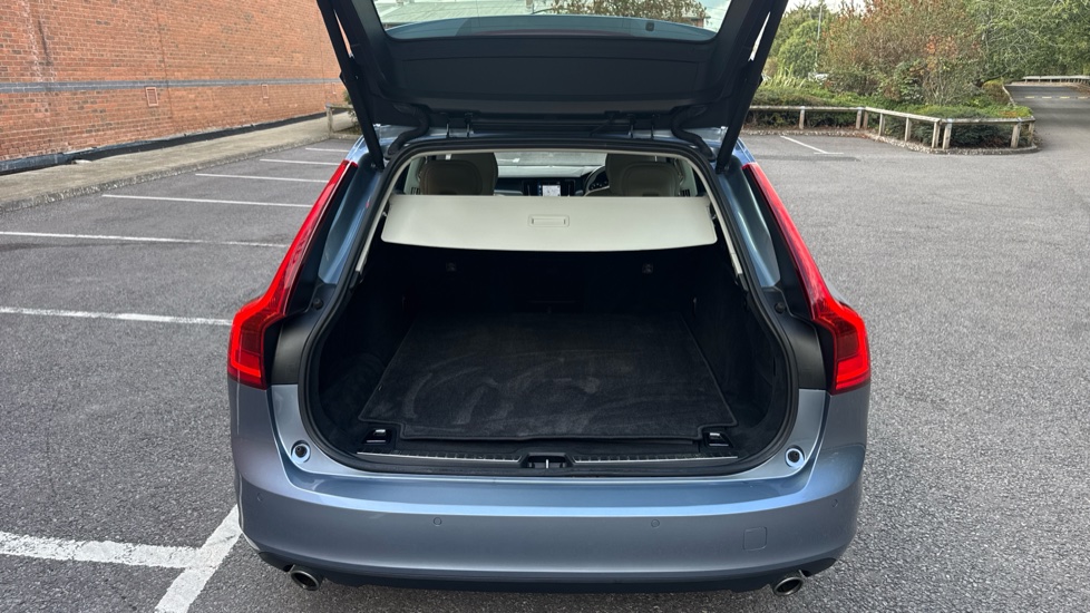 Volvo V90 2.0 T4 Momentum Plus 5dr Geartronic Petrol Estate - Image 13
