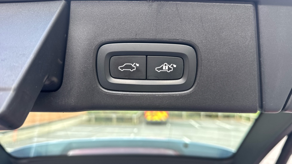 Volvo V90 2.0 T4 Momentum Plus 5dr Geartronic Petrol Estate - Image 16