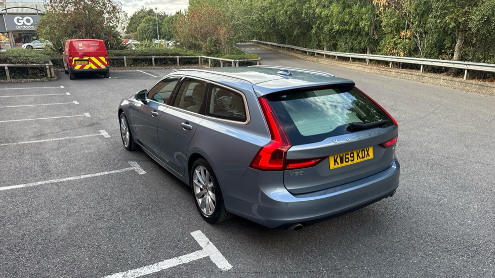 Volvo V90 2.0 T4 Momentum Plus 5dr Geartronic Petrol Estate - Image 17