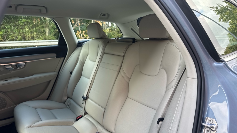 Volvo V90 2.0 T4 Momentum Plus 5dr Geartronic Petrol Estate - Image 19