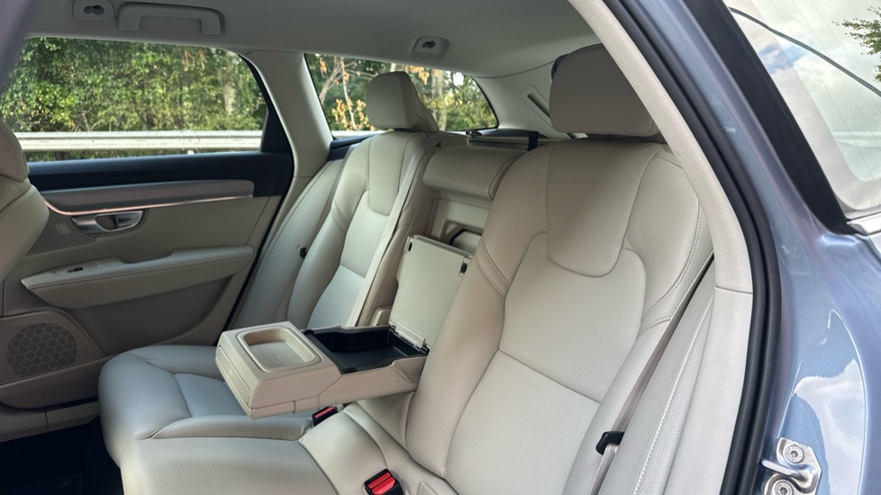 Volvo V90 2.0 T4 Momentum Plus 5dr Geartronic Petrol Estate - Image 20