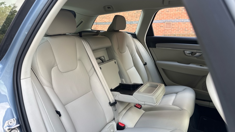 Volvo V90 2.0 T4 Momentum Plus 5dr Geartronic Petrol Estate - Image 21