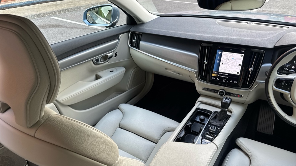 Volvo V90 2.0 T4 Momentum Plus 5dr Geartronic Petrol Estate - Image 22