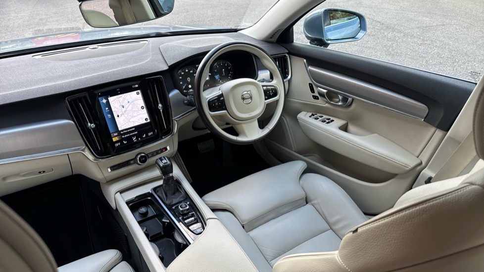 Volvo V90 2.0 T4 Momentum Plus 5dr Geartronic Petrol Estate - Image 23