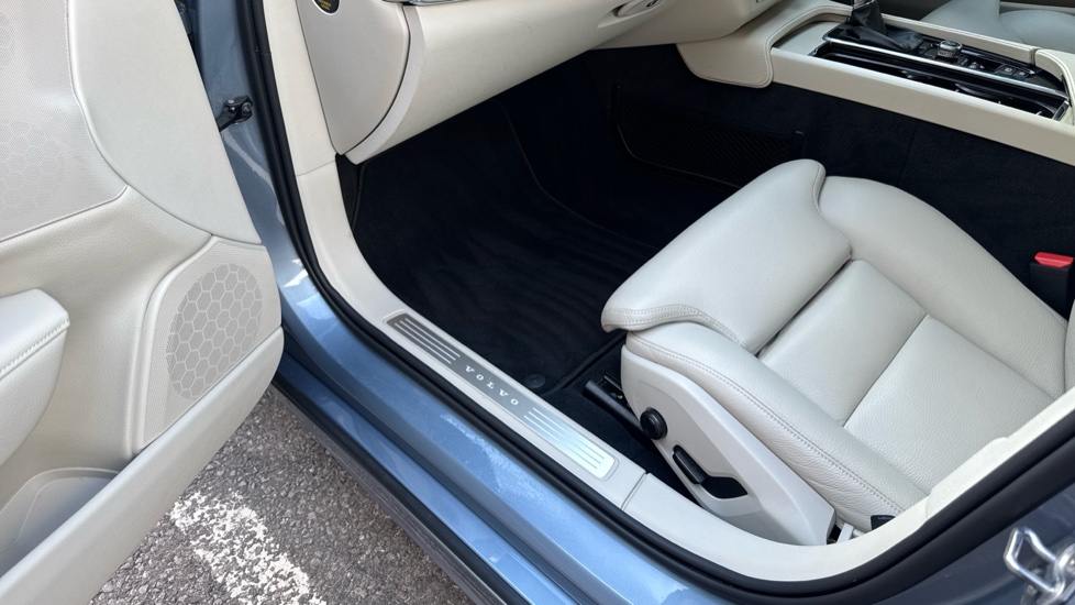 Volvo V90 2.0 T4 Momentum Plus 5dr Geartronic Petrol Estate - Image 24