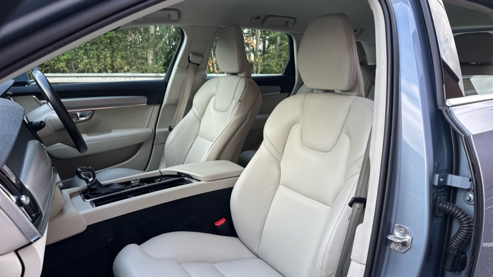 Volvo V90 2.0 T4 Momentum Plus 5dr Geartronic Petrol Estate - Image 25
