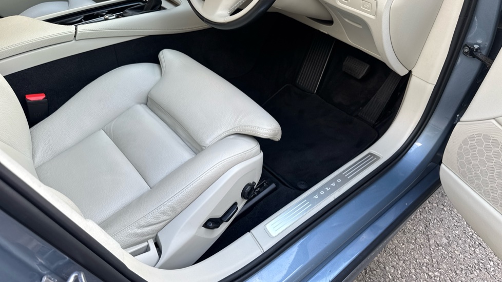 Volvo V90 2.0 T4 Momentum Plus 5dr Geartronic Petrol Estate - Image 27