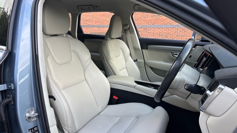 Volvo V90 2.0 T4 Momentum Plus 5dr Geartronic Petrol Estate - Image 28
