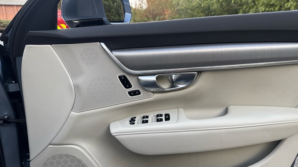 Volvo V90 2.0 T4 Momentum Plus 5dr Geartronic Petrol Estate - Image 29