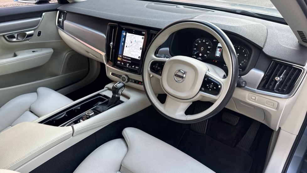 Volvo V90 2.0 T4 Momentum Plus 5dr Geartronic Petrol Estate - Image 30