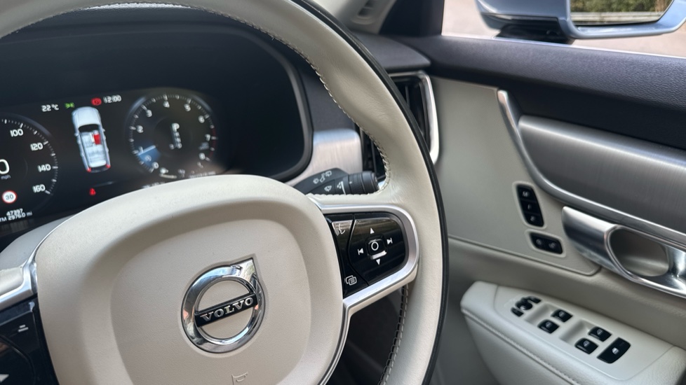 Volvo V90 2.0 T4 Momentum Plus 5dr Geartronic Petrol Estate - Image 32
