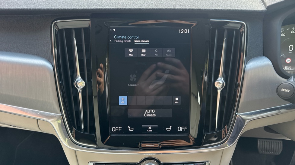 Volvo V90 2.0 T4 Momentum Plus 5dr Geartronic Petrol Estate - Image 38