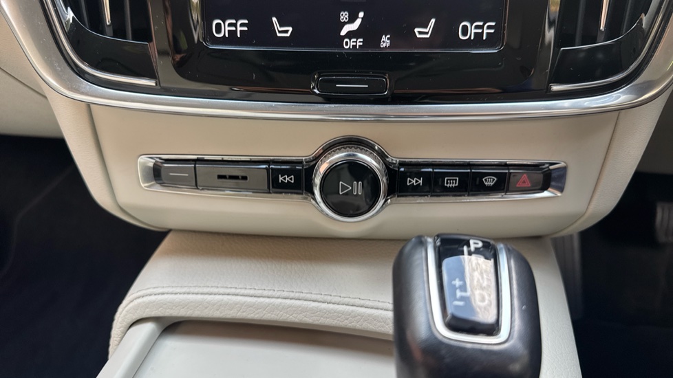 Volvo V90 2.0 T4 Momentum Plus 5dr Geartronic Petrol Estate - Image 41