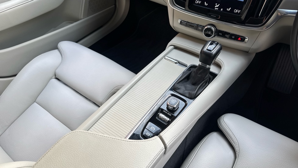 Volvo V90 2.0 T4 Momentum Plus 5dr Geartronic Petrol Estate - Image 42