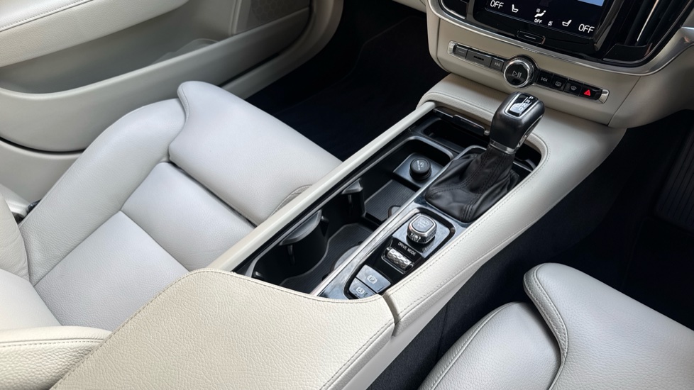 Volvo V90 2.0 T4 Momentum Plus 5dr Geartronic Petrol Estate - Image 43