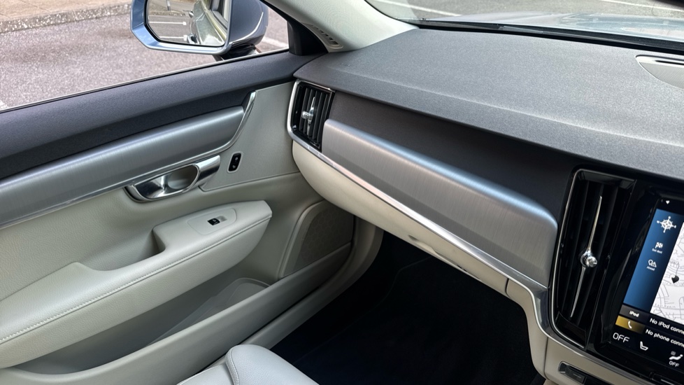 Volvo V90 2.0 T4 Momentum Plus 5dr Geartronic Petrol Estate - Image 45