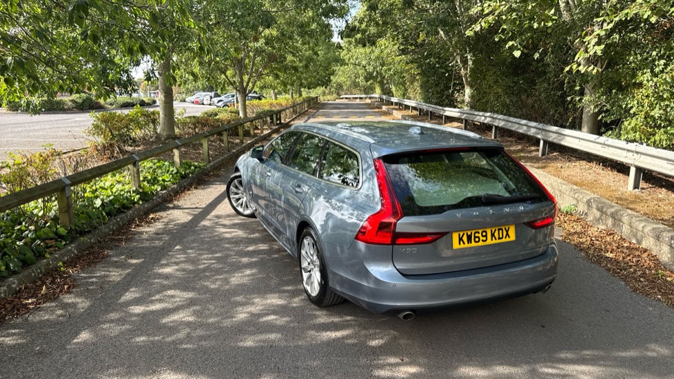 Volvo V90 2.0 T4 Momentum Plus 5dr Geartronic Petrol Estate - Image 50