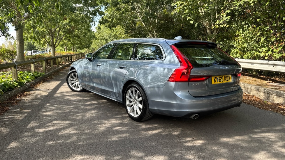 Volvo V90 2.0 T4 Momentum Plus 5dr Geartronic Petrol Estate - Image 51