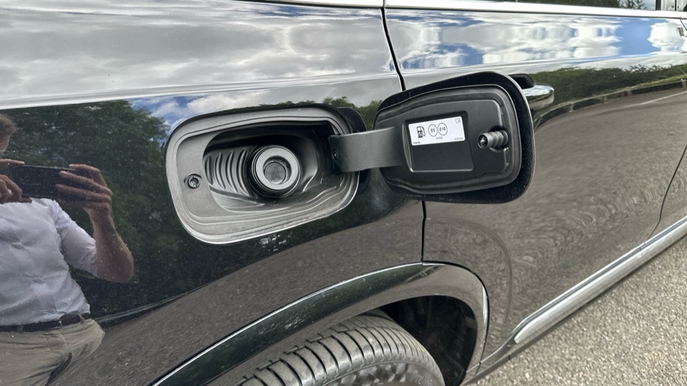 Volvo XC90 2.0 B5P Ultra Dark 5dr AWD Geartronic Petrol Estate - Image 15