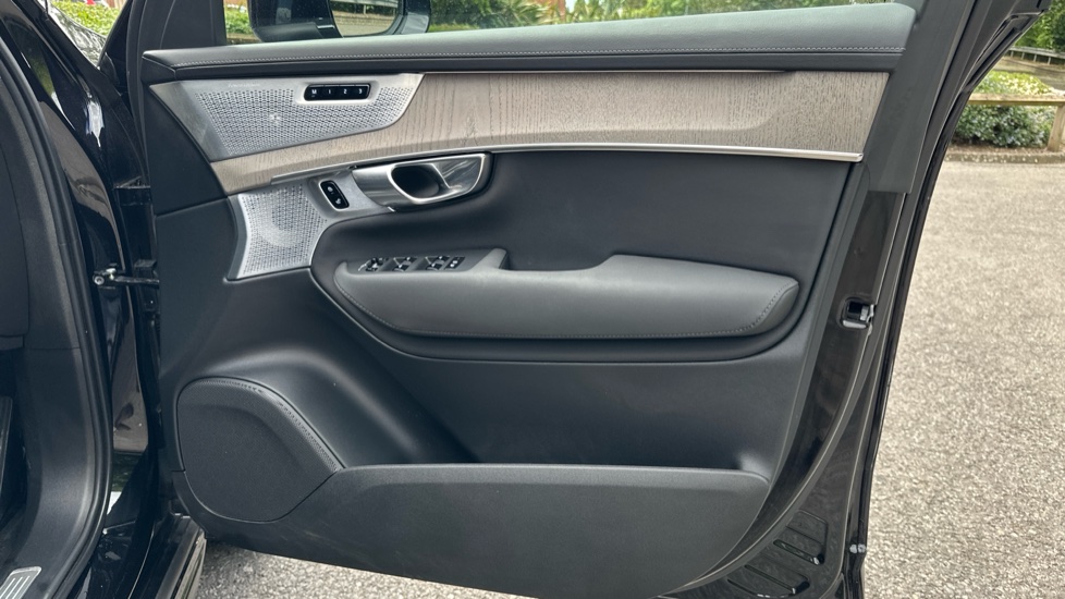 Volvo XC90 2.0 B5P Ultra Dark 5dr AWD Geartronic Petrol Estate - Image 28