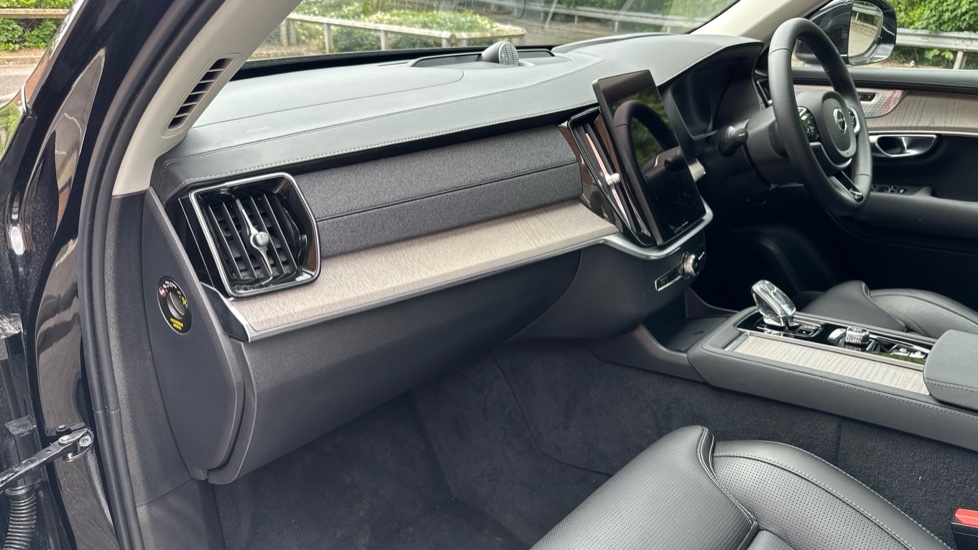 Volvo XC90 2.0 B5P Ultra Dark 5dr AWD Geartronic Petrol Estate - Image 44