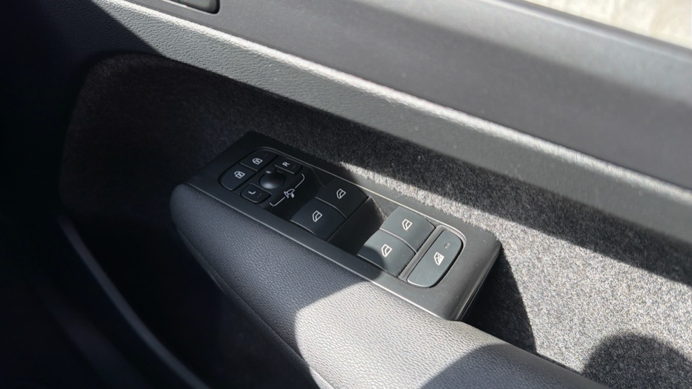 Volvo XC40 1.5 T5 Recharge PHEV Inscription Pro 5dr Auto Estate - Image 23