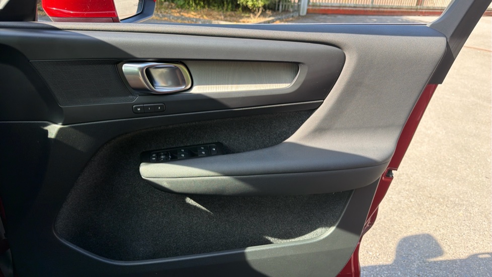 Volvo XC40 1.5 T5 Recharge PHEV Inscription Pro 5dr Auto Estate - Image 28