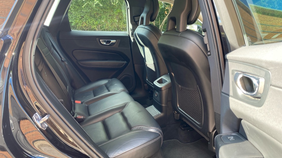 Volvo XC60 2.0 T8 Hybrid Inscription Pro 5dr AWD Geartronic Estate - Image 6