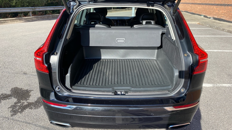 Volvo XC60 2.0 T8 Hybrid Inscription Pro 5dr AWD Geartronic Estate - Image 13