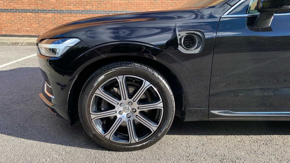 Volvo XC60 2.0 T8 Hybrid Inscription Pro 5dr AWD Geartronic Estate - Image 18