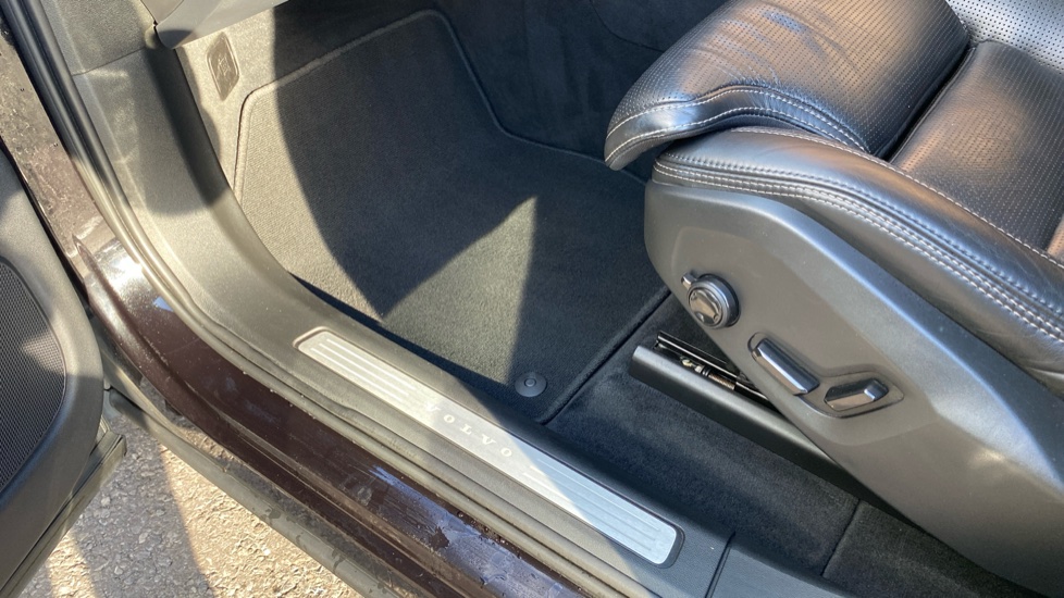 Volvo XC60 2.0 T8 Hybrid Inscription Pro 5dr AWD Geartronic Estate - Image 25