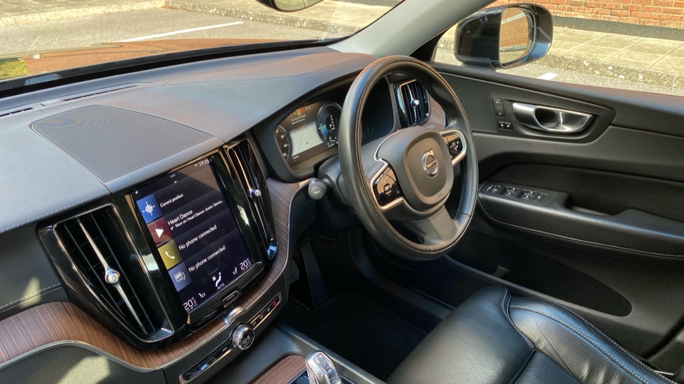 Volvo XC60 2.0 T8 Hybrid Inscription Pro 5dr AWD Geartronic Estate - Image 26