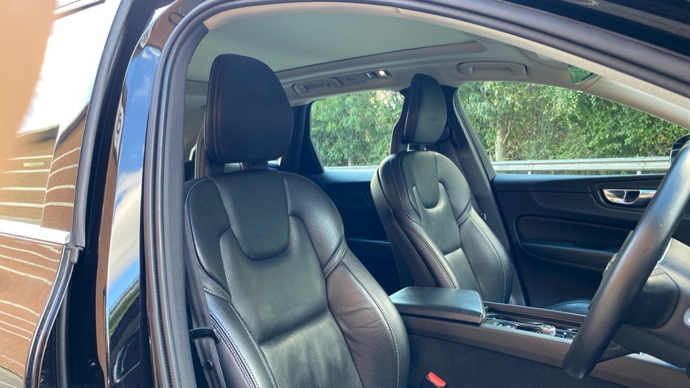 Volvo XC60 2.0 T8 Hybrid Inscription Pro 5dr AWD Geartronic Estate - Image 33