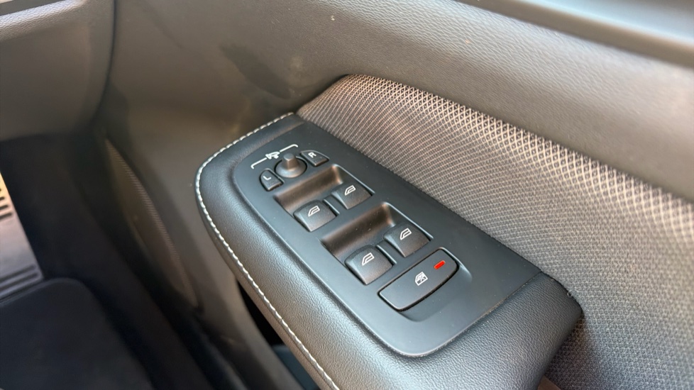Volvo S60 2.0 T8 Recharge PHEV Polestar Engineered AWD Auto Saloon - Image 23
