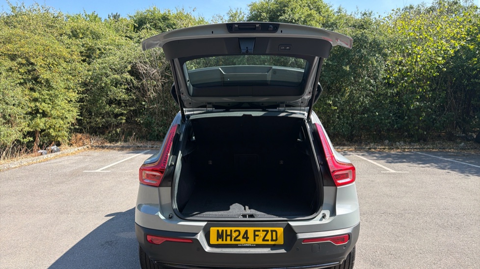 Volvo XC40 2.0 B3P Plus Dark 5dr Auto Petrol Estate - Image 13