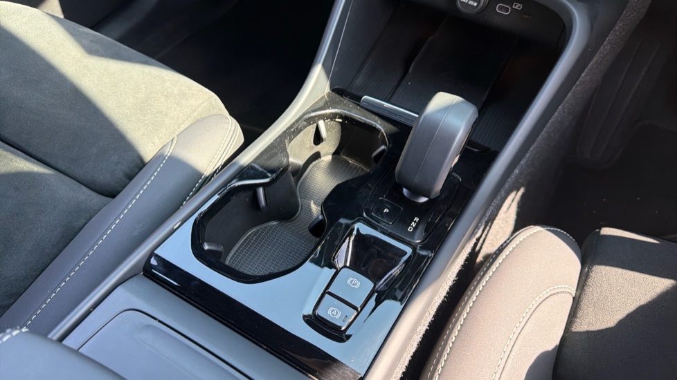 Volvo XC40 2.0 B3P Plus Dark 5dr Auto Petrol Estate - Image 25