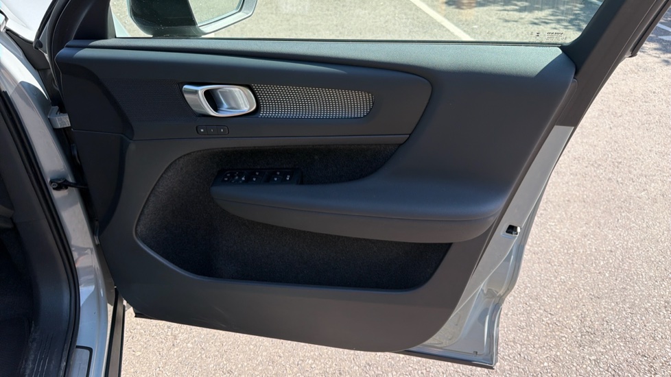 Volvo XC40 2.0 B3P Plus Dark 5dr Auto Petrol Estate - Image 28