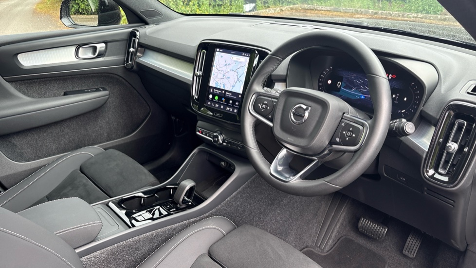 Volvo XC40 2.0 B3P Plus Black Edition 5dr Auto Petrol Estate - Image 4
