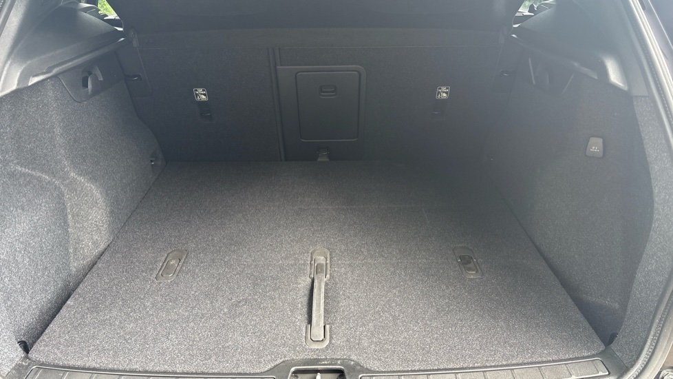 Volvo XC40 2.0 B3P Plus Black Edition 5dr Auto Petrol Estate - Image 13