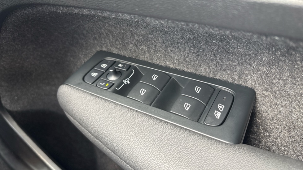 Volvo XC40 2.0 B3P Plus Black Edition 5dr Auto Petrol Estate - Image 24